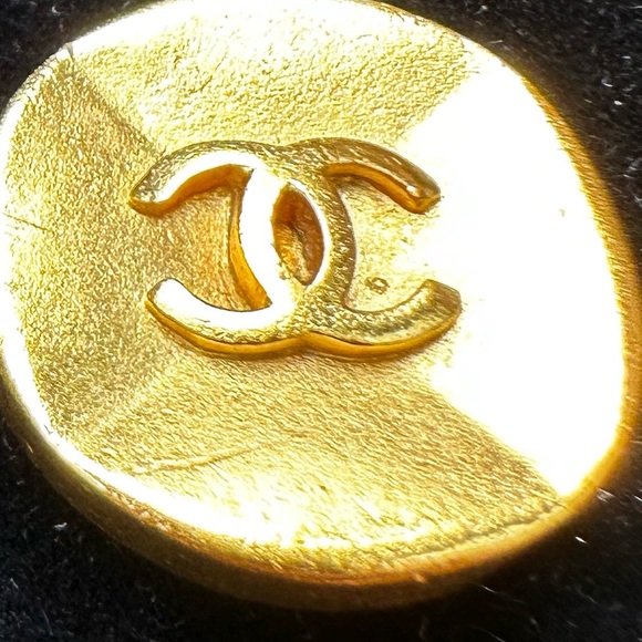 RARE Vintage Chanel button clip on earrings - Picture 4 of 4